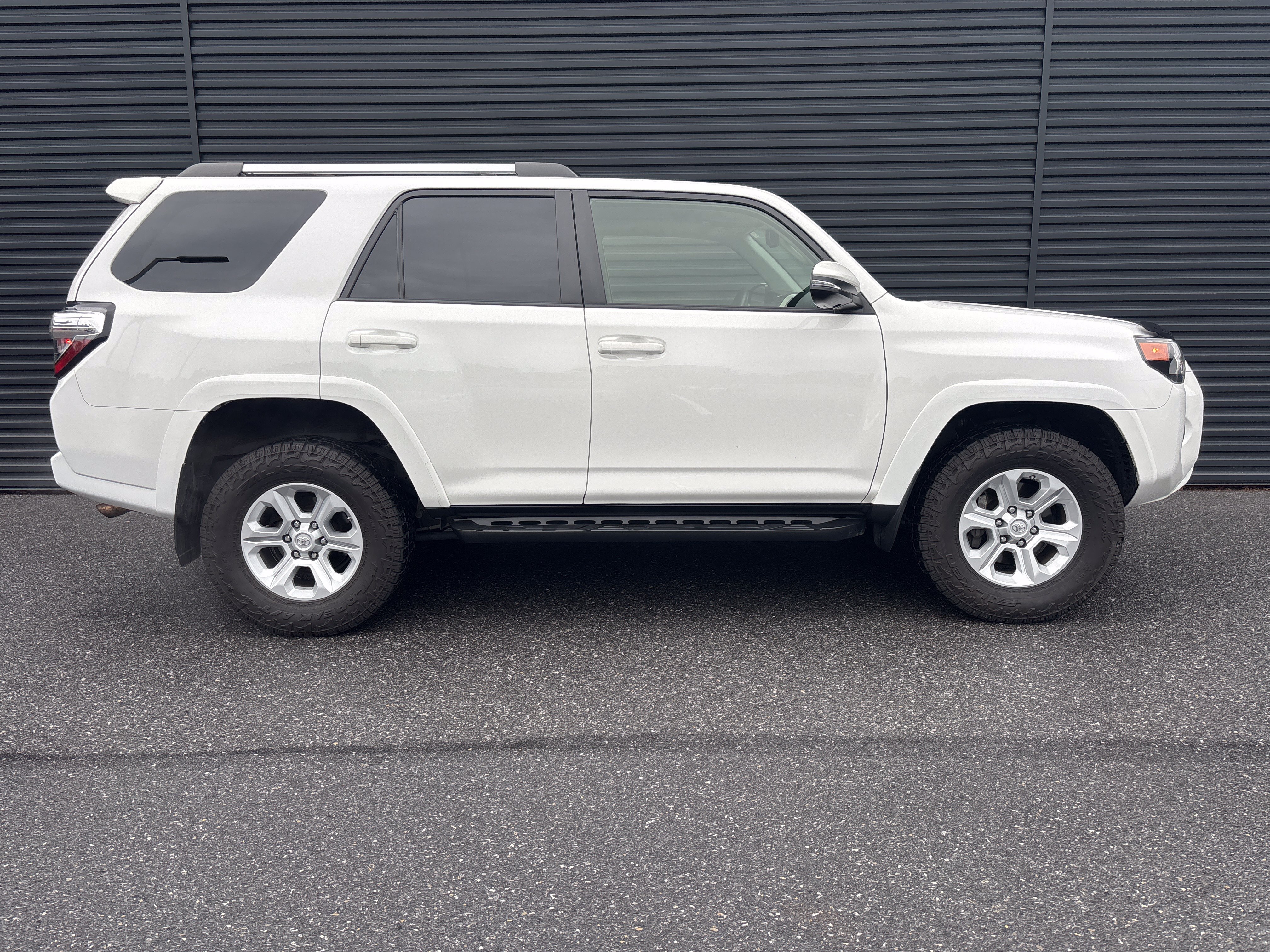 Used 2020 Toyota 4Runner SR5 Premium w/ Moonroof Package AWD/4WD image 5