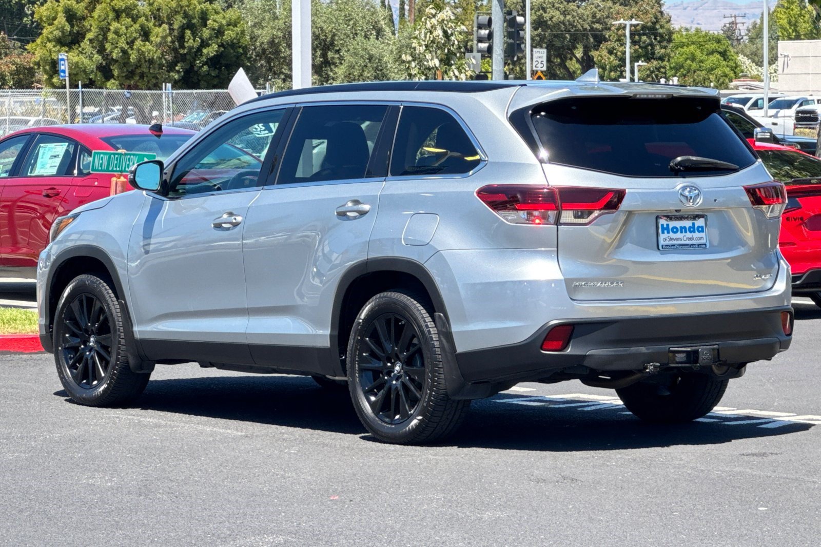 Used 2019 Toyota Highlander SE AWD/4WD image 3