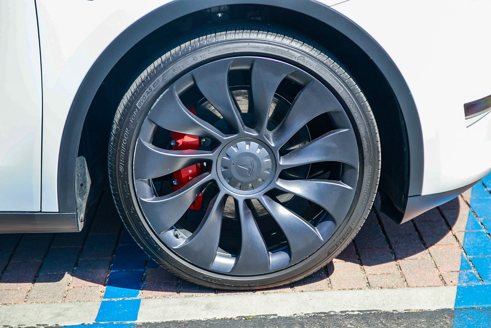 Used 2024 Tesla Model Y Performance image 9