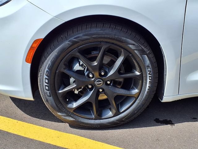 Used 2026 Chrysler Pacifica Limited w/ S Appearance Package FWD image 32
