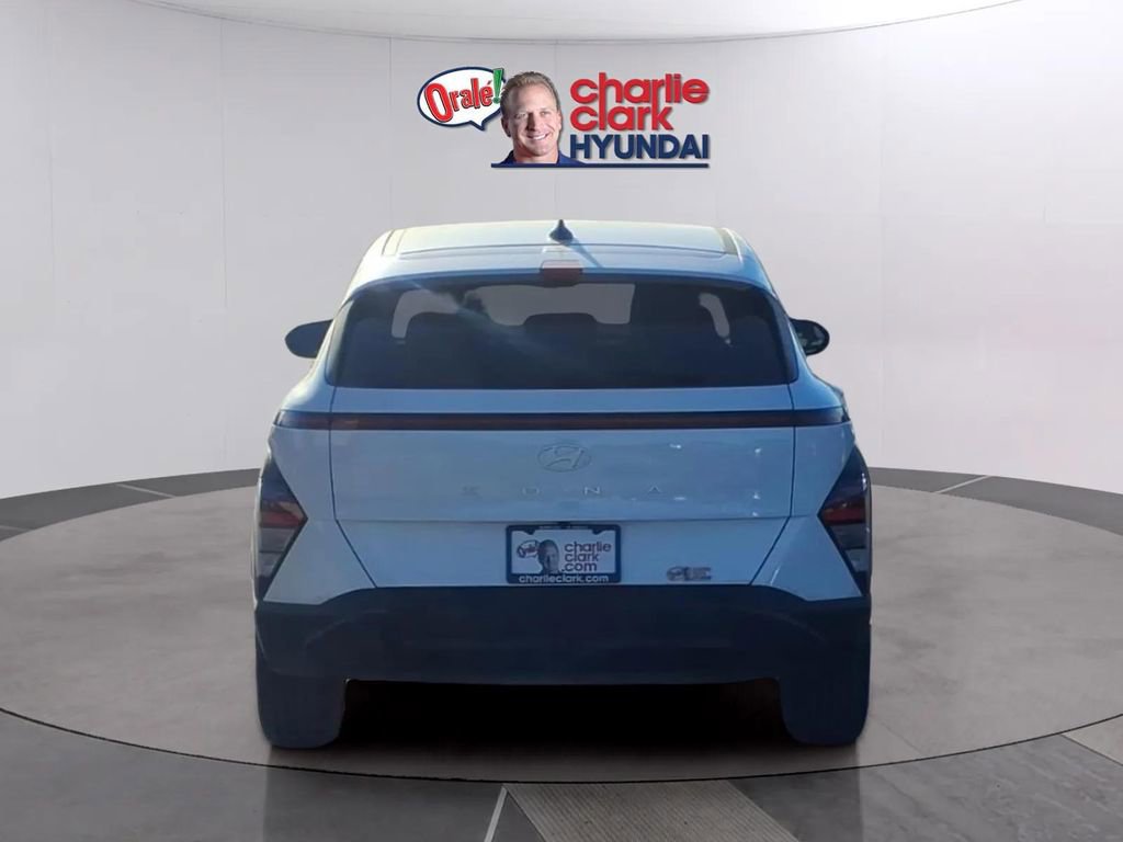 Used 2024 Hyundai Kona SE image 4