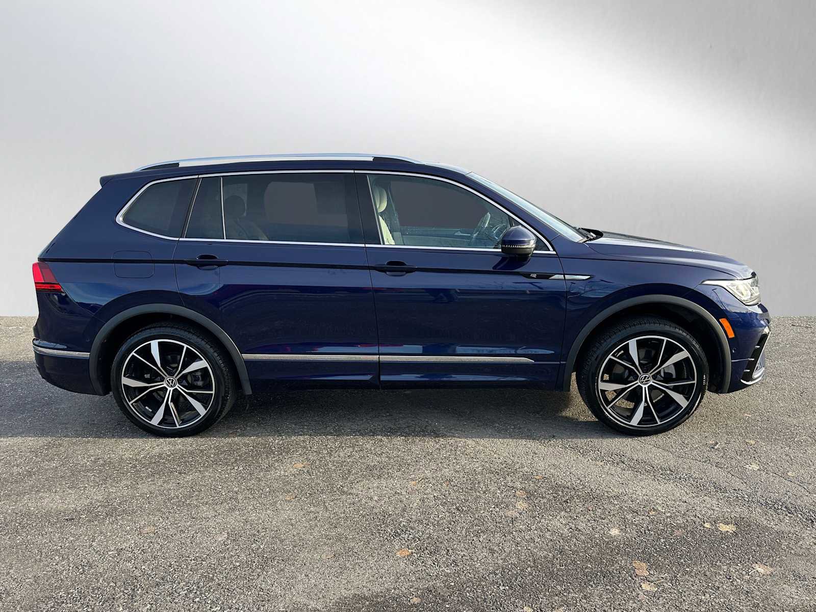 Used 2022 Volkswagen Tiguan SEL R-Line image 2