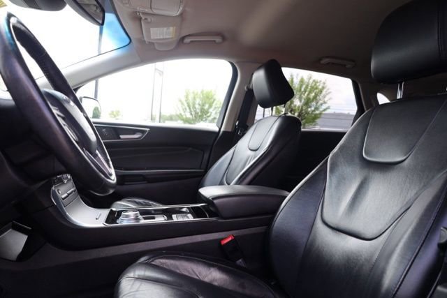 Used 2020 Ford Edge Titanium image 16