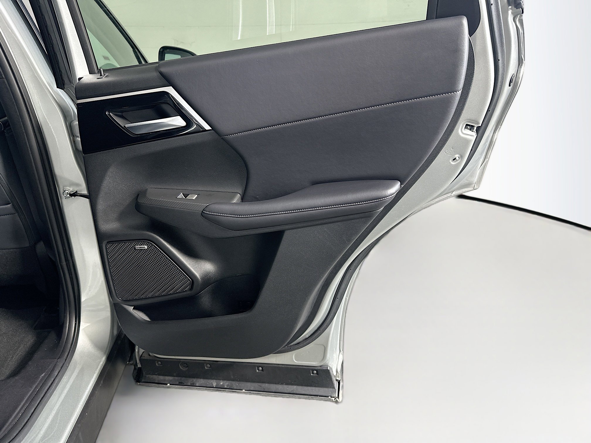 Used 2025 Mitsubishi Outlander SE FWD image 32