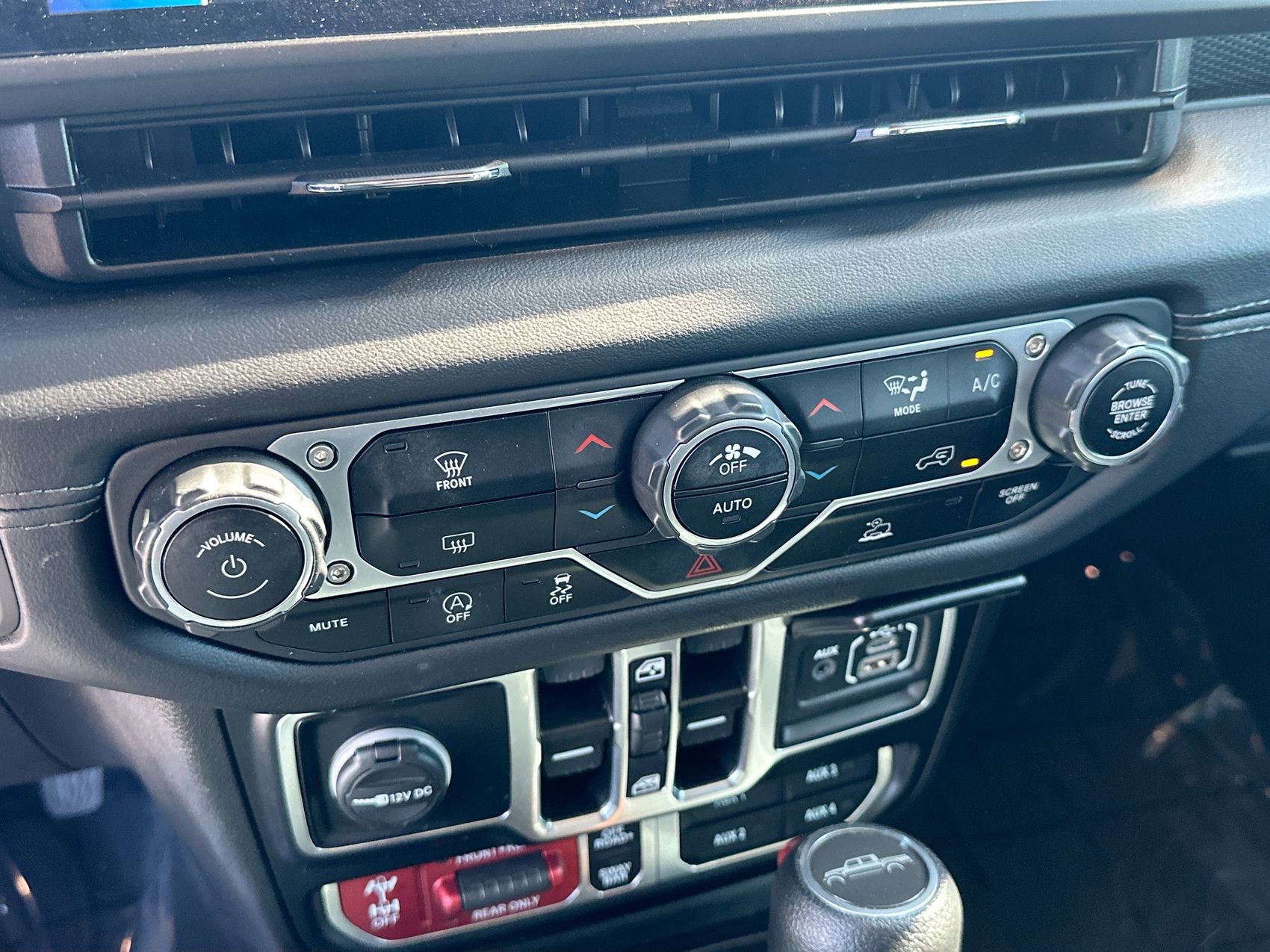 Used 2024 Jeep Gladiator Rubicon AWD/4WD image 18