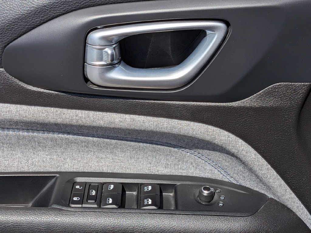 Used 2025 Jeep Compass Latitude w/ Sun & Sound Group AWD/4WD image 13