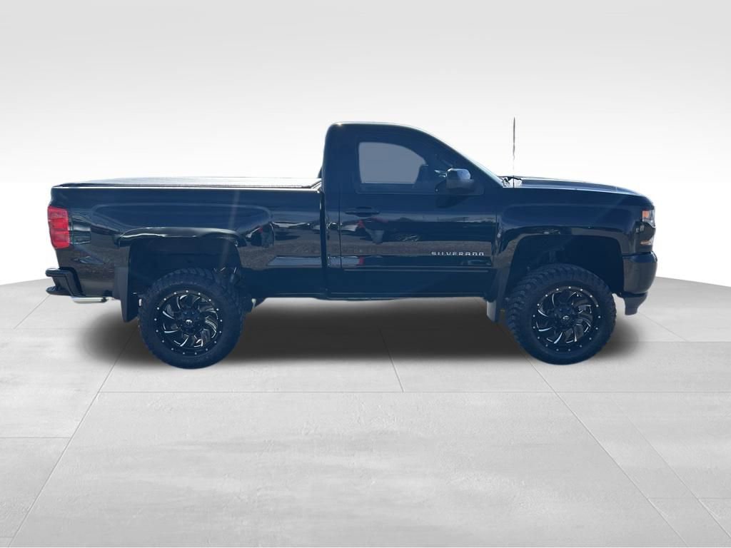 Used 2018 Chevrolet Silverado 1500 LT w/ LT Convenience Package image 6