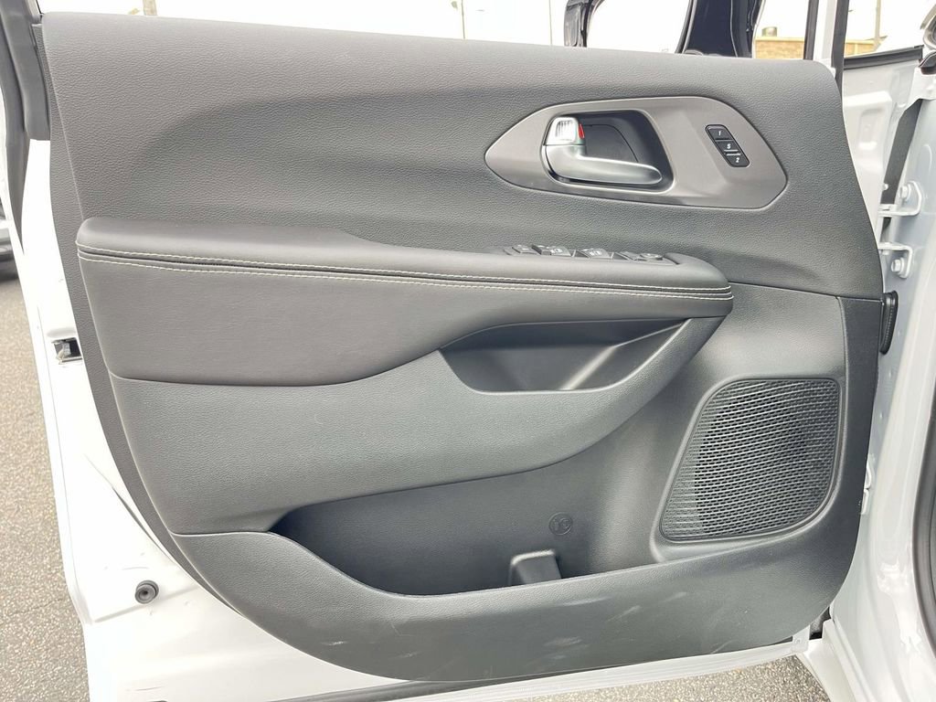 New 2026 Chrysler Pacifica Select image 11