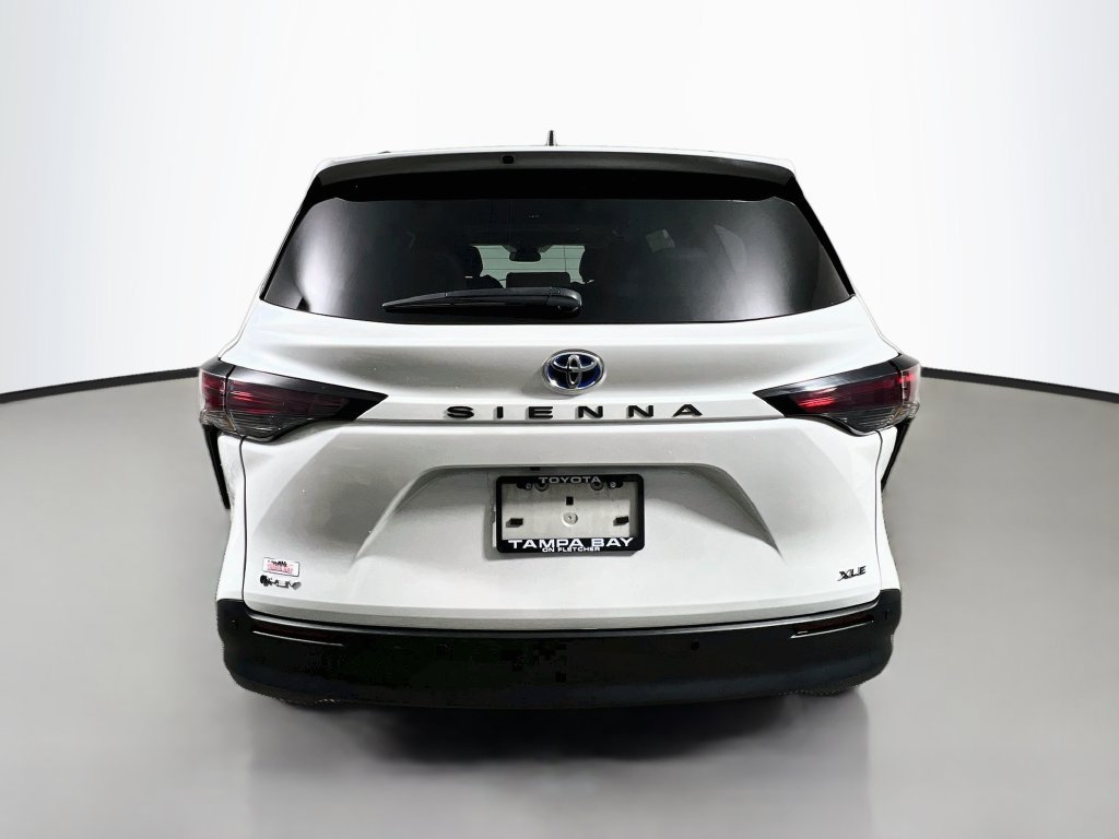 Used 2025 Toyota Sienna XLE FWD image 4