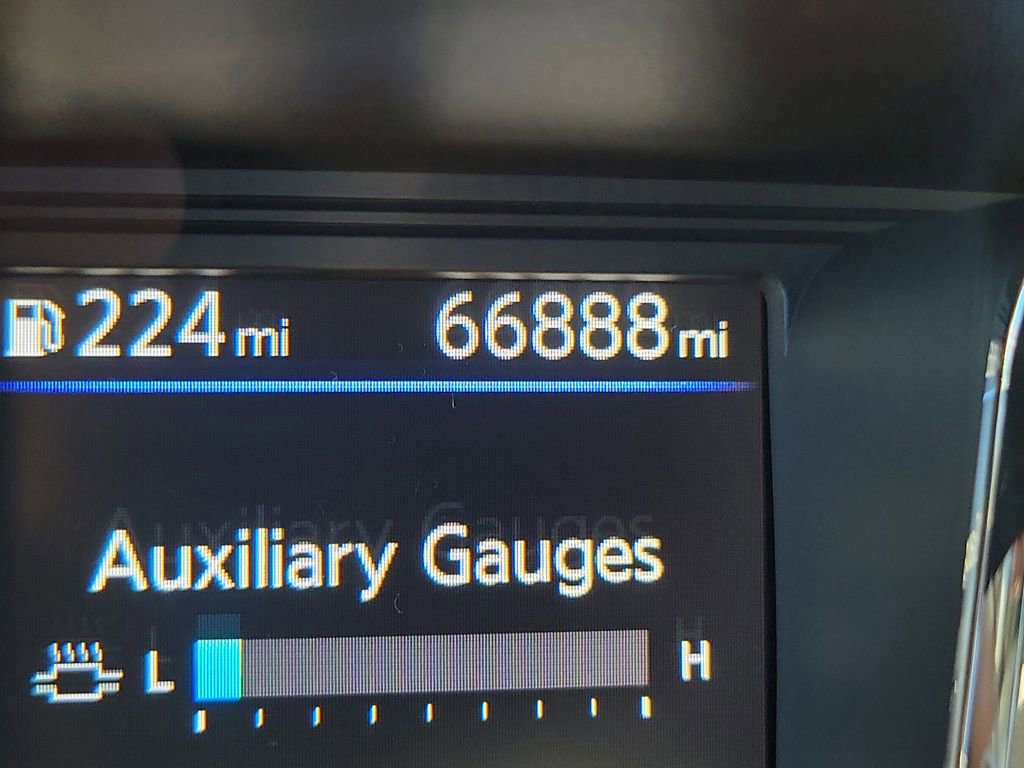 Used 2019 Nissan Titan SV image 28