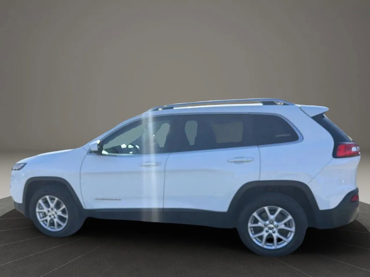 Used 2016 Jeep Cherokee Latitude w/ Cold Weather Group AWD/4WD image 4