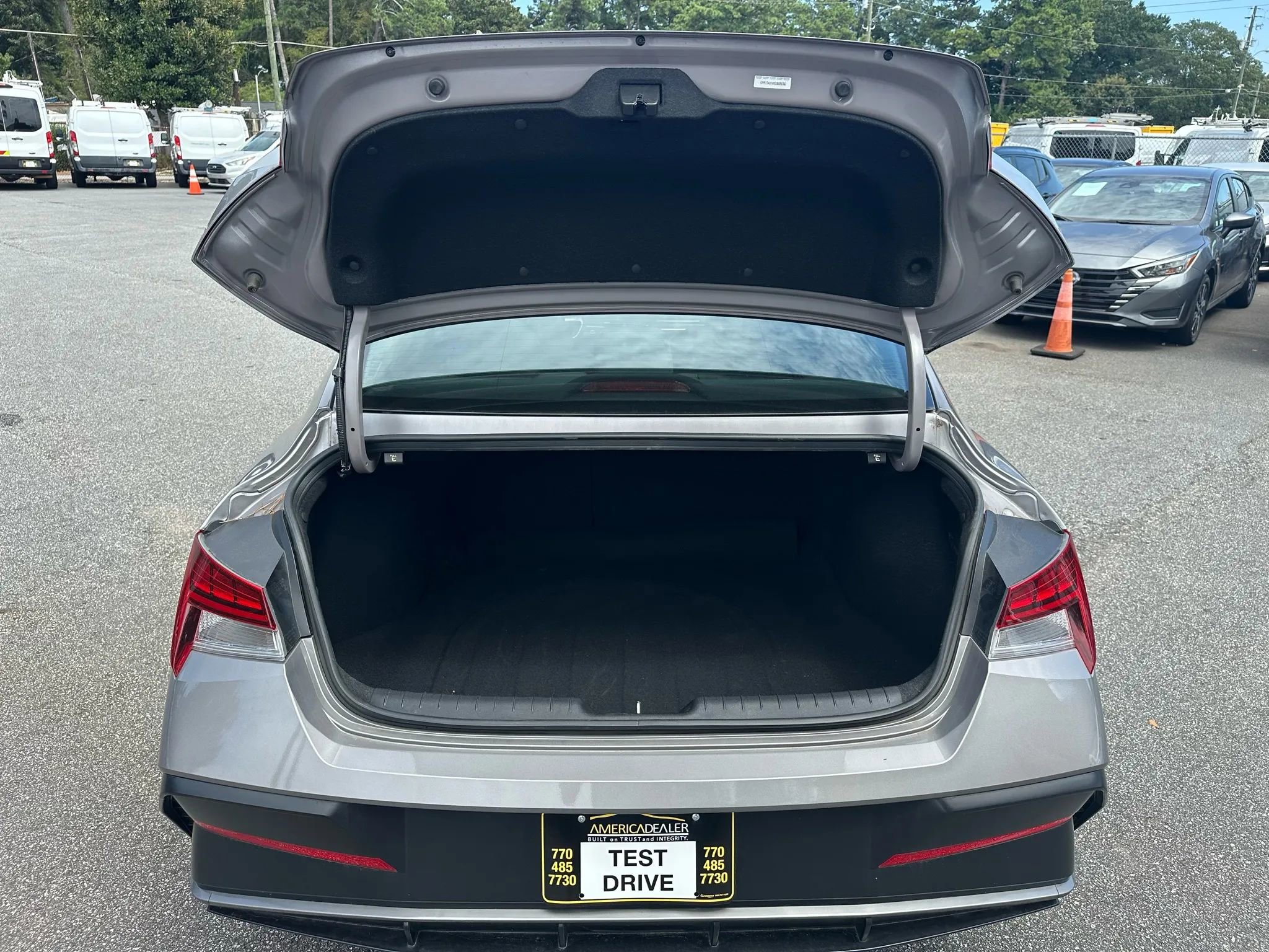 Used 2025 Hyundai Elantra SEL image 11