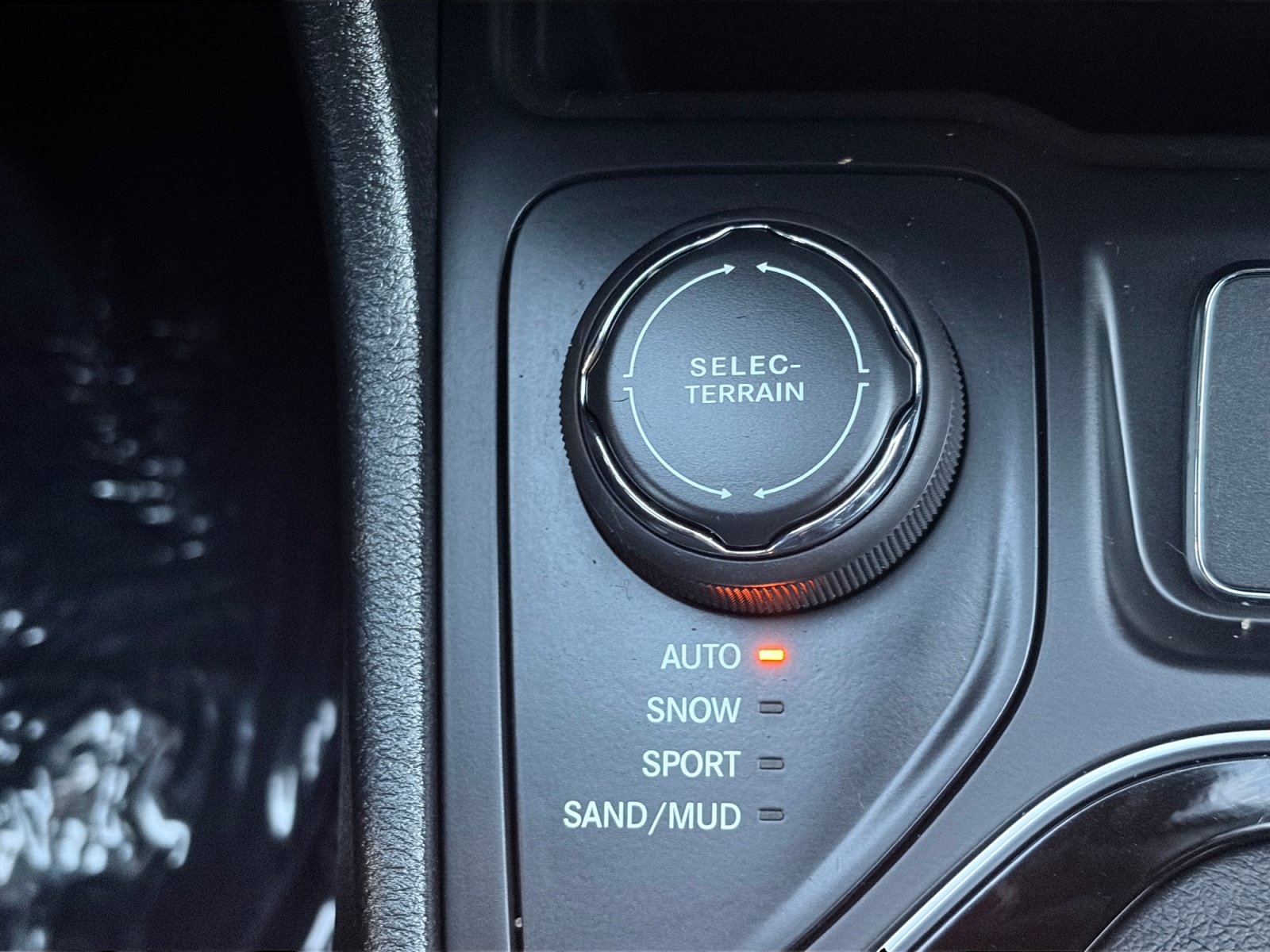 Used 2021 Jeep Cherokee Latitude Plus AWD/4WD image 24