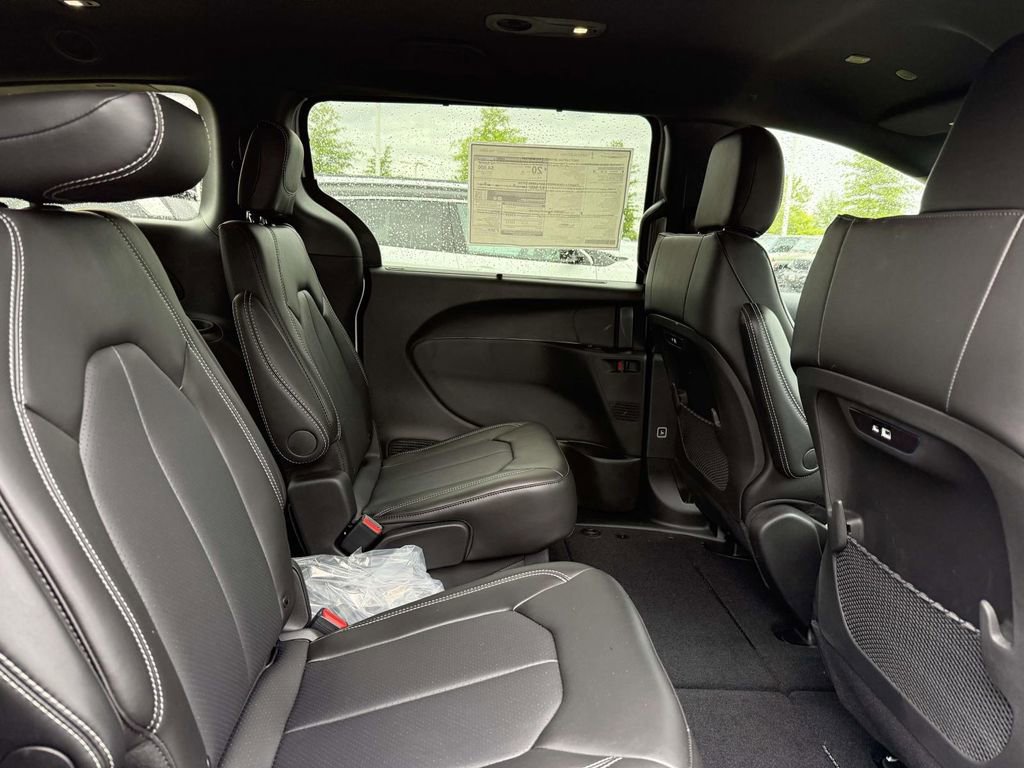 New 2026 Chrysler Pacifica Select w/ S Appearance Package AWD/4WD image 15
