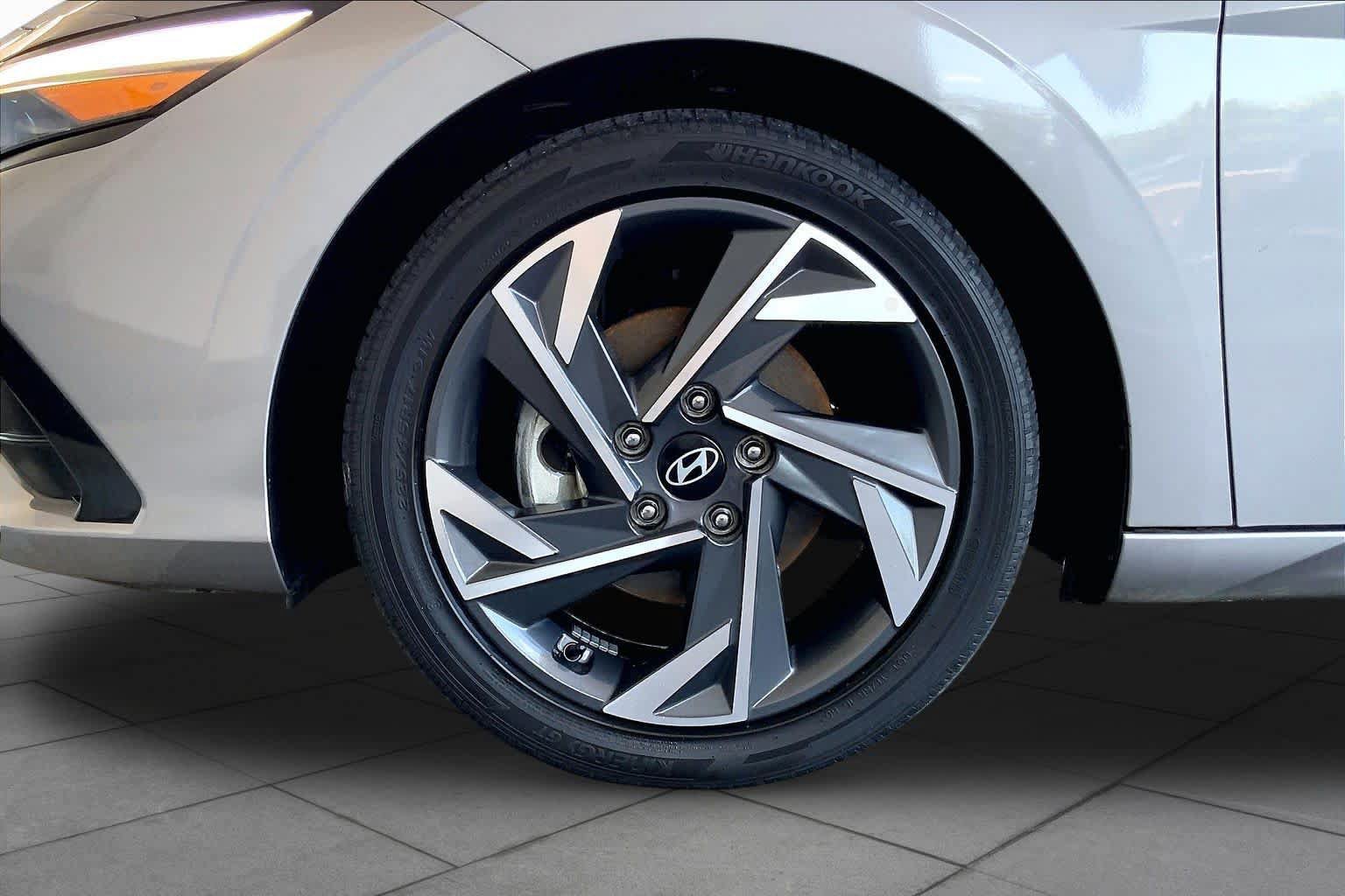 Used 2025 Hyundai Elantra Limited FWD image 11