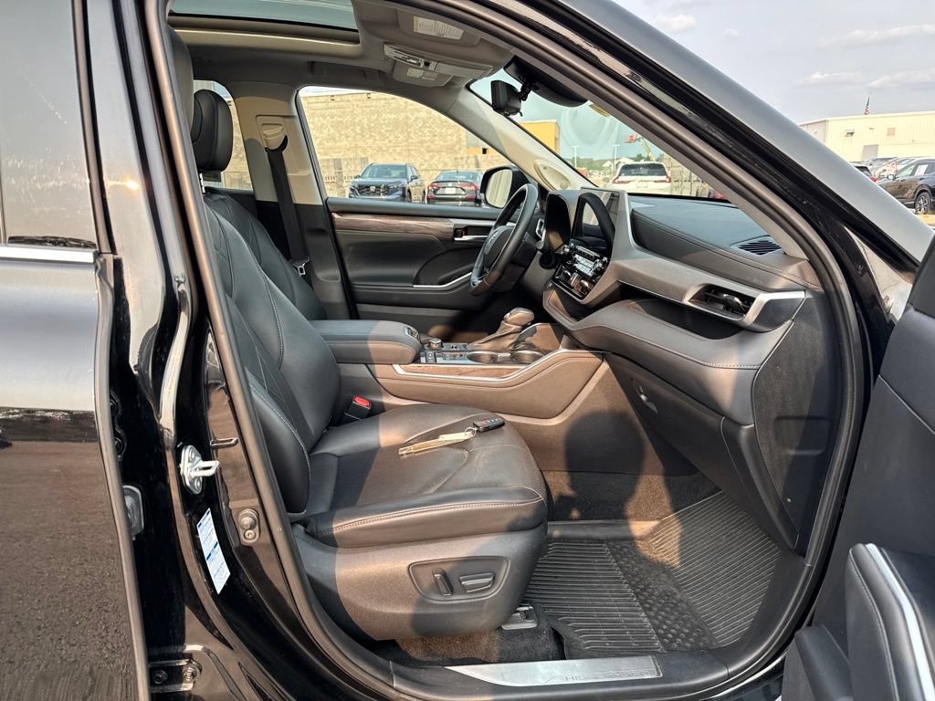 Used 2021 Toyota Highlander Platinum AWD/4WD image 42