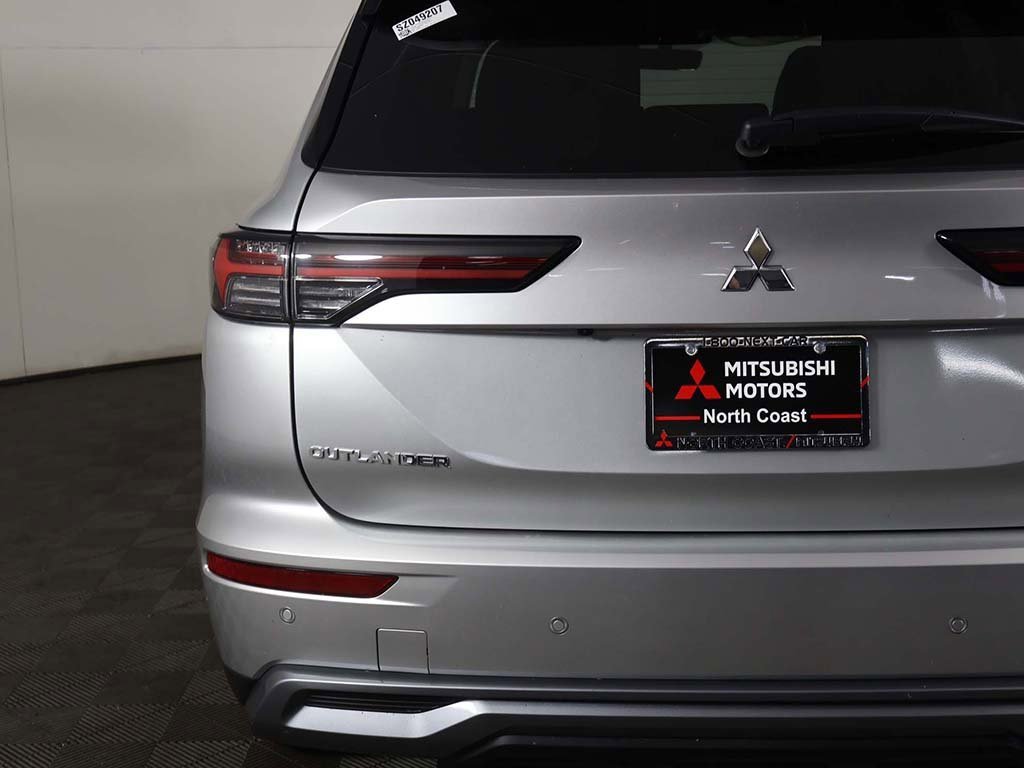 New 2025 Mitsubishi Outlander SE image 18