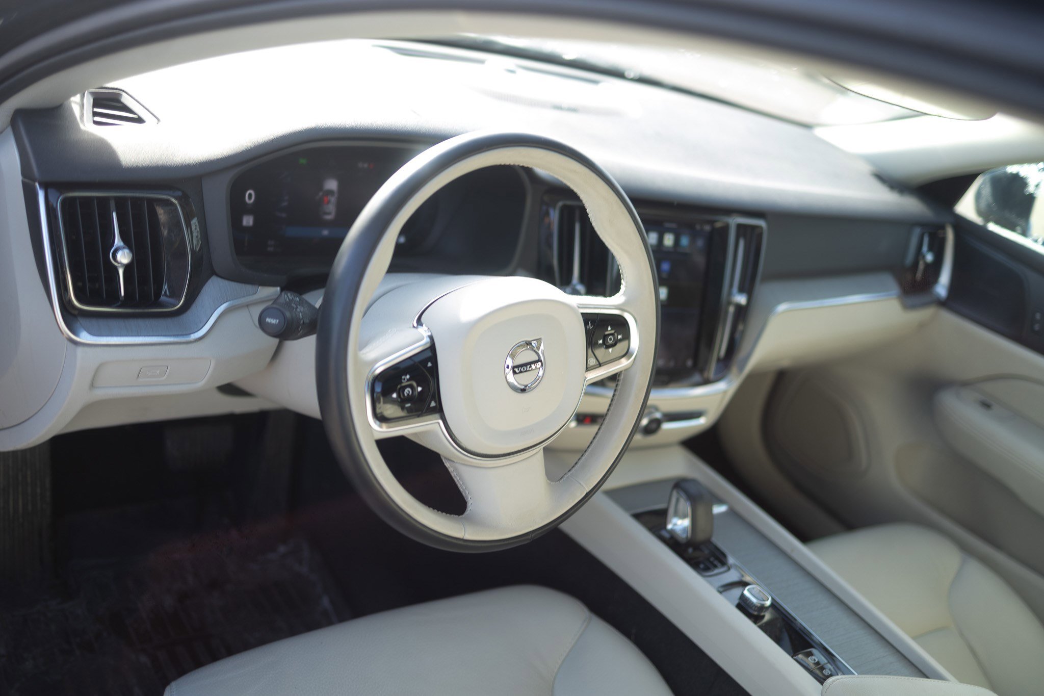 Used 2024 Volvo V60 B5 Cross Country Plus w/ Protection Package Premier image 4