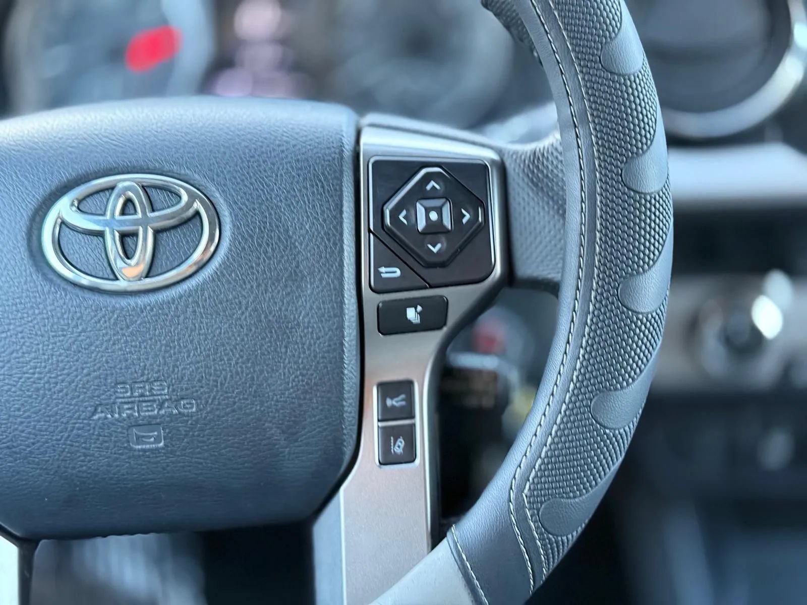 Used 2018 Toyota Tacoma SR5 AWD/4WD image 22