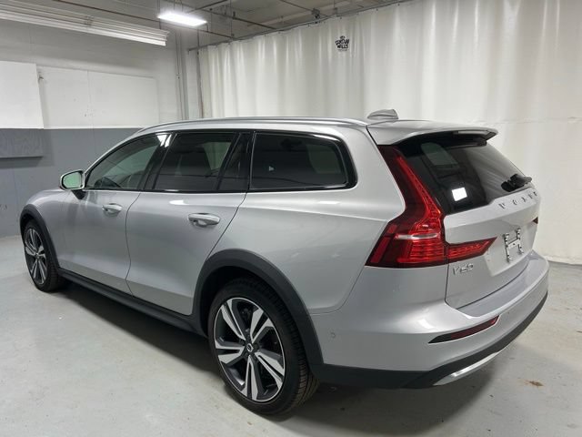 Used 2025 Volvo V60 B5 Cross Country Plus AWD/4WD image 2