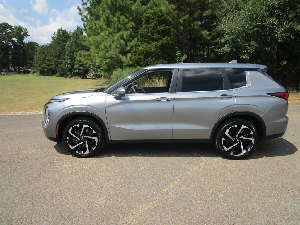 Used 2024 Mitsubishi Outlander SE image 2