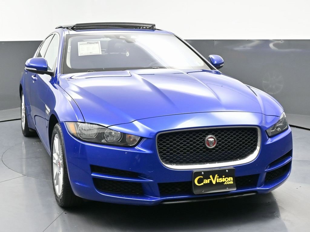 Used 2017 Jaguar XE Premium image 4