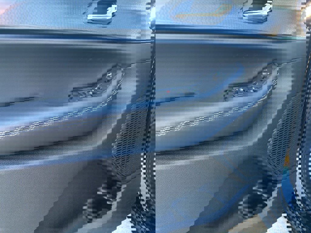 New 2025 Jeep Grand Cherokee Altitude image 9