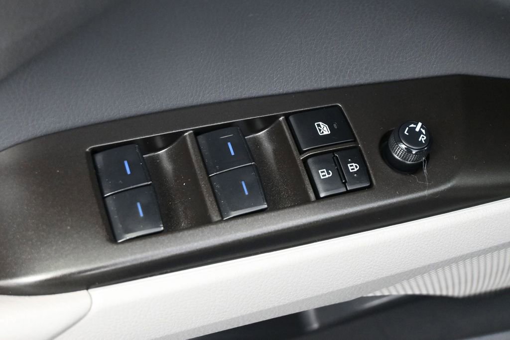 Used 2023 Toyota Camry SE FWD image 4