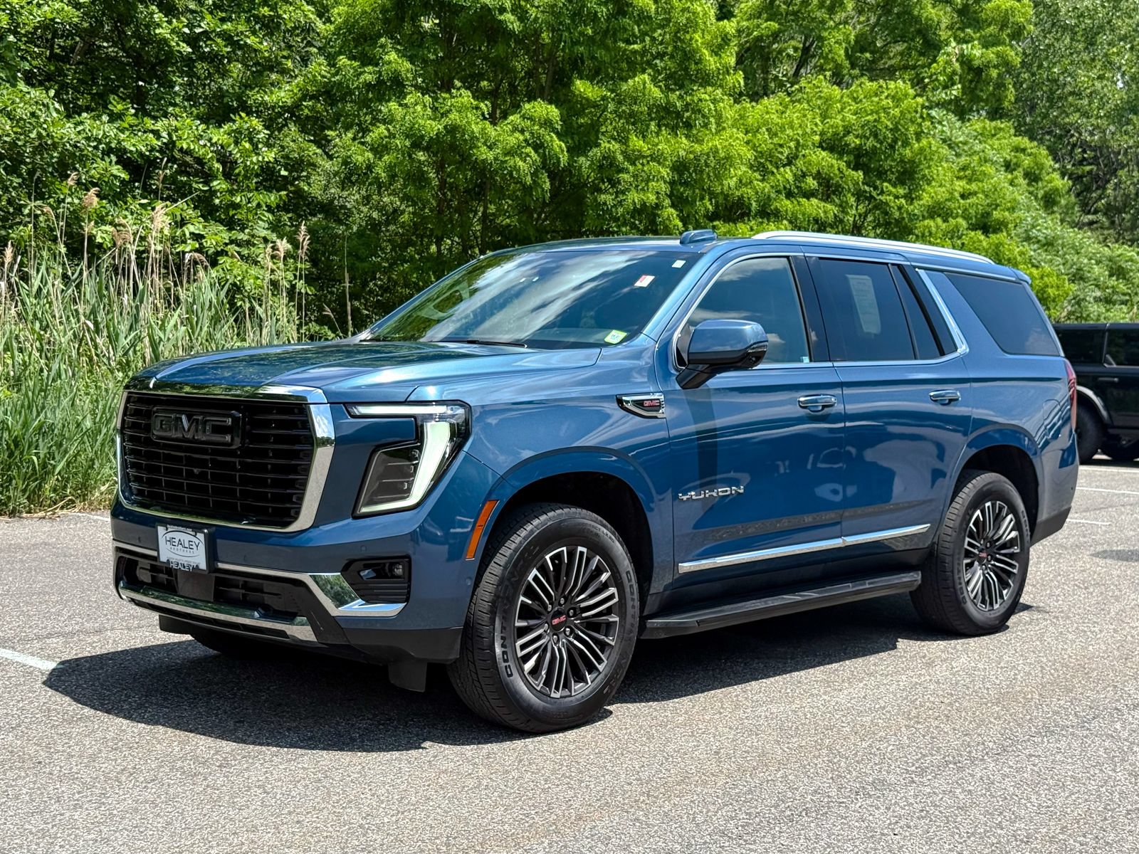 Used 2025 GMC Yukon Elevation w/ LPO, Elevation Black Package AWD/4WD image 3