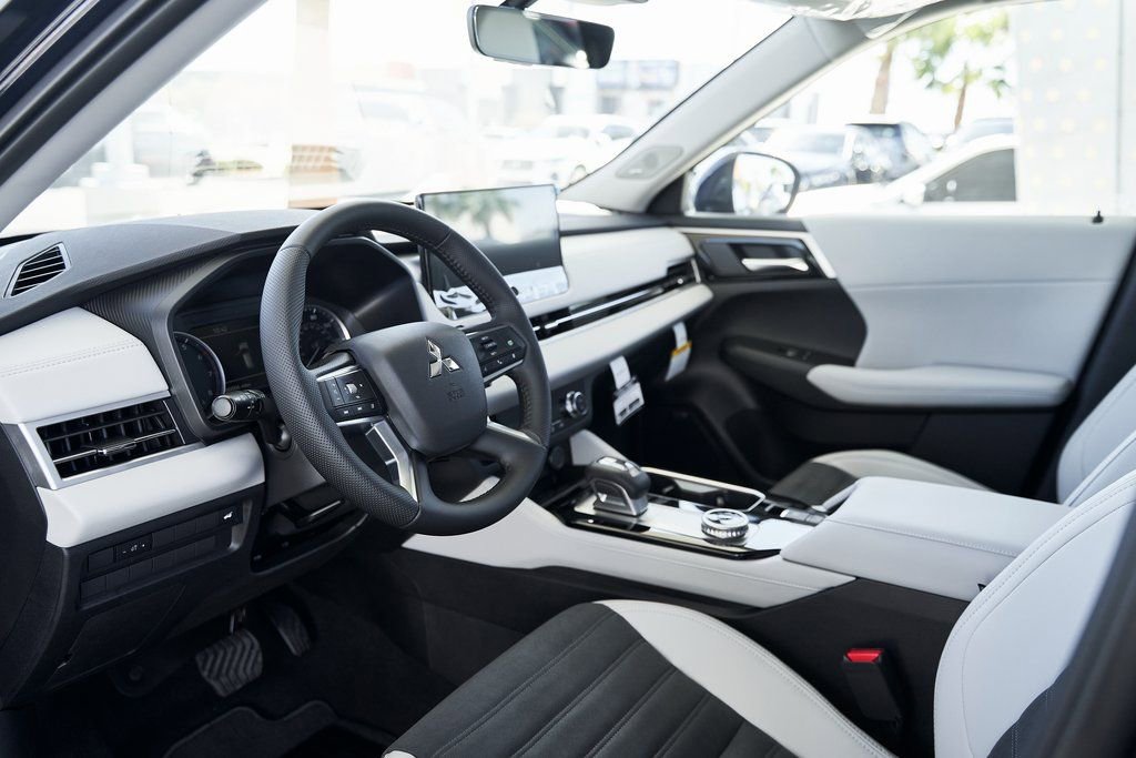 Used 2025 Mitsubishi Outlander SE FWD image 2