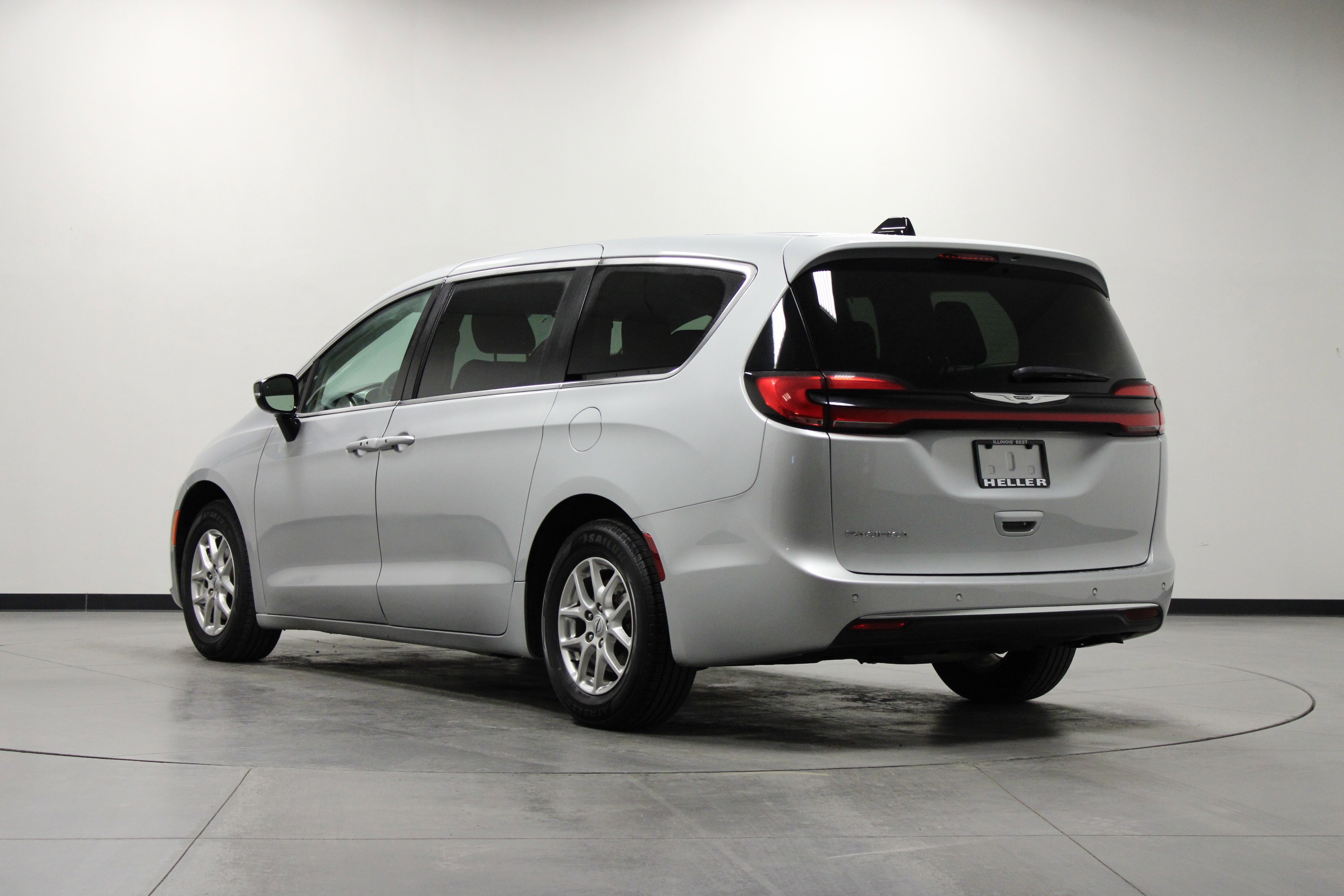 Used 2024 Chrysler Pacifica Touring-L image 6