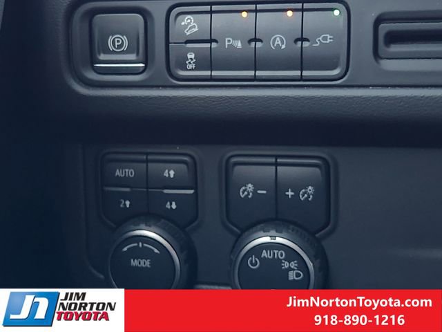 Used 2021 Chevrolet Suburban Z71 image 24