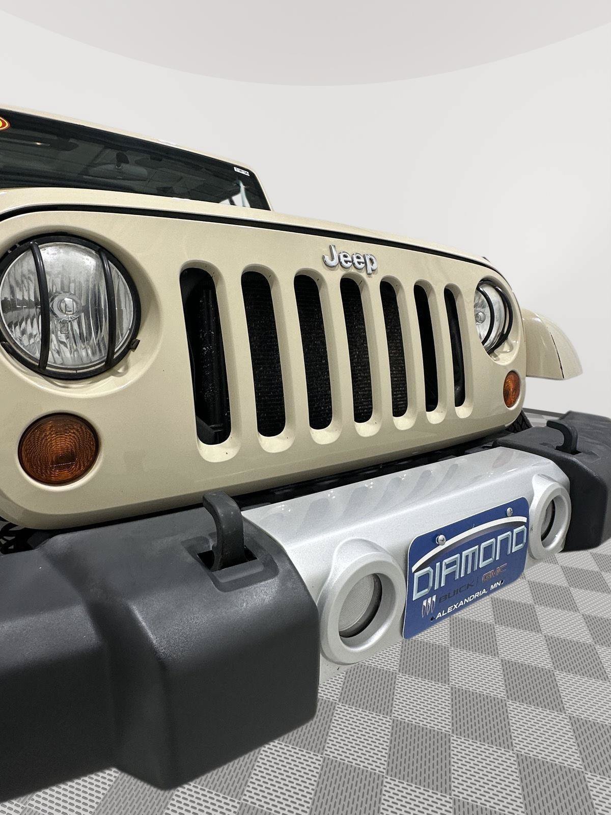 Used 2011 Jeep Wrangler Unlimited Sahara w/ Connectivity Group AWD/4WD image 22