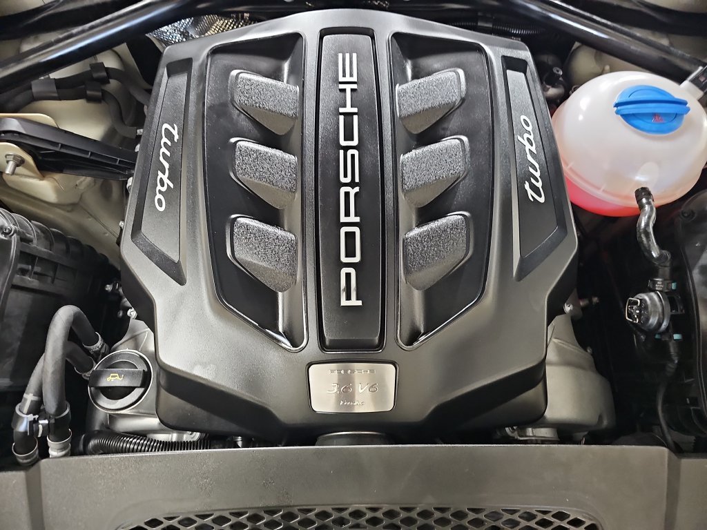 Used 2016 Porsche Macan Turbo AWD/4WD image 32
