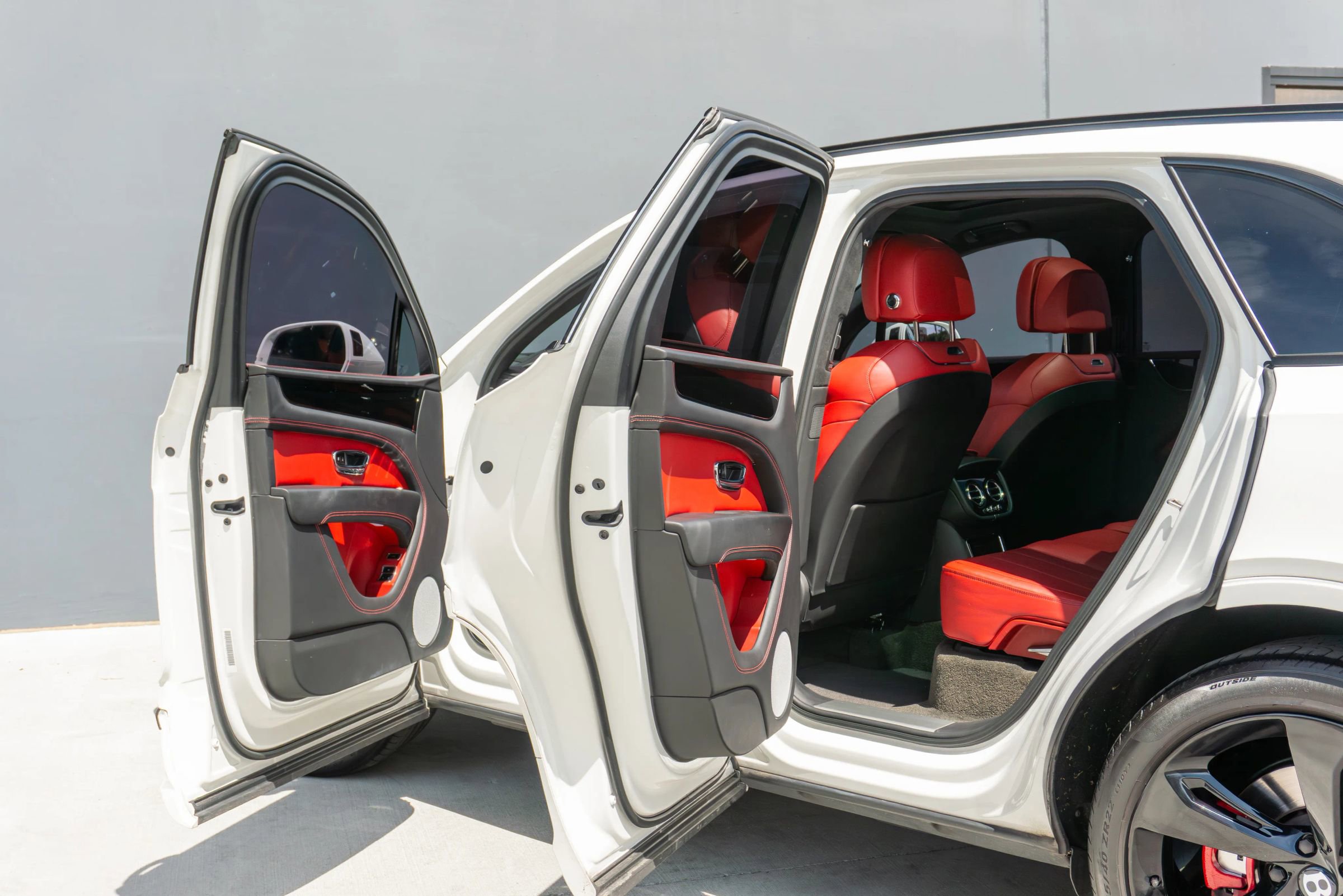 Used 2023 Bentley Bentayga image 69