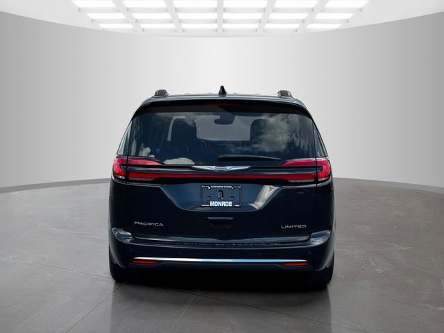 Used 2023 Chrysler Pacifica Limited image 6