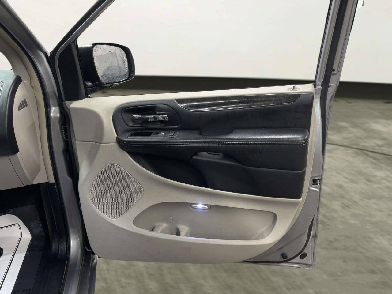 Used 2015 Chrysler Town & Country Touring-L w/ Driver Convenience Group FWD image 21