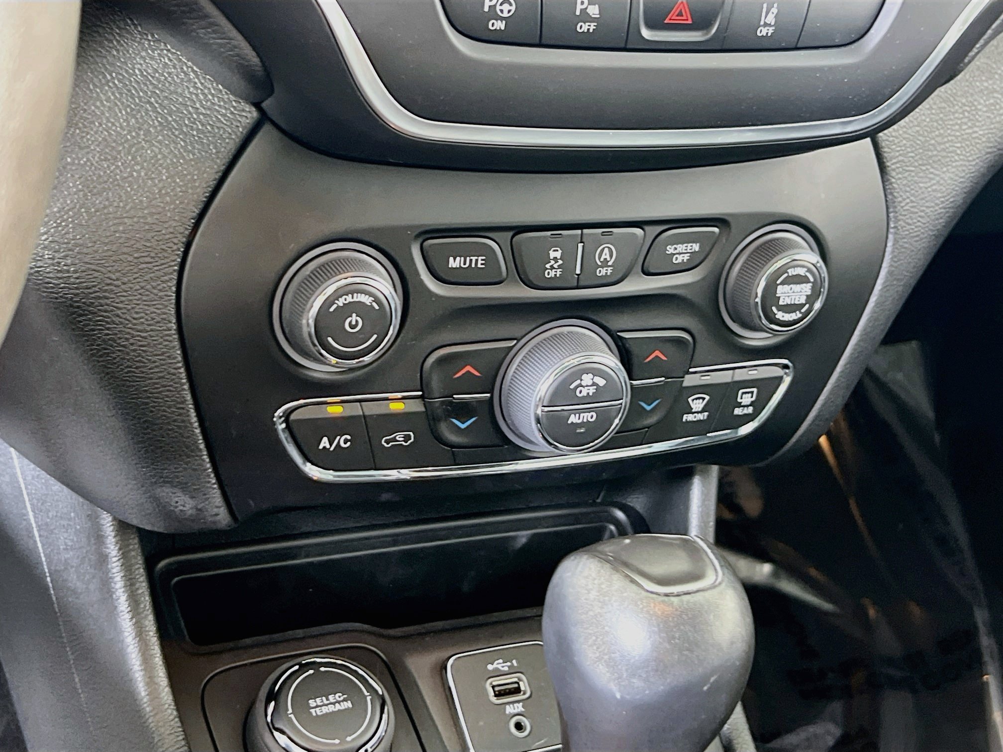 Used 2023 Jeep Cherokee Altitude Lux w/ Lux Elite Package AWD/4WD image 16