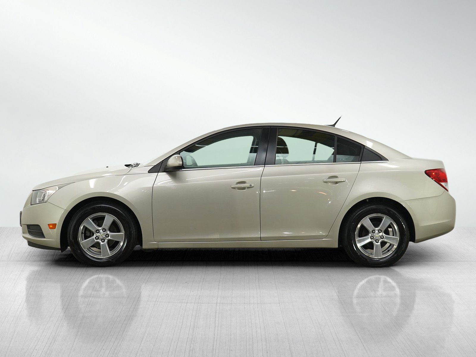 Used 2013 Chevrolet Cruze LT FWD image 2