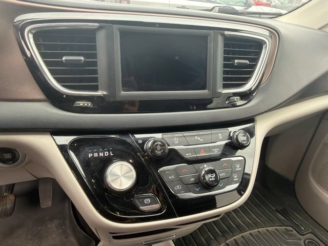 Used 2019 Chrysler Pacifica Touring-L FWD image 6