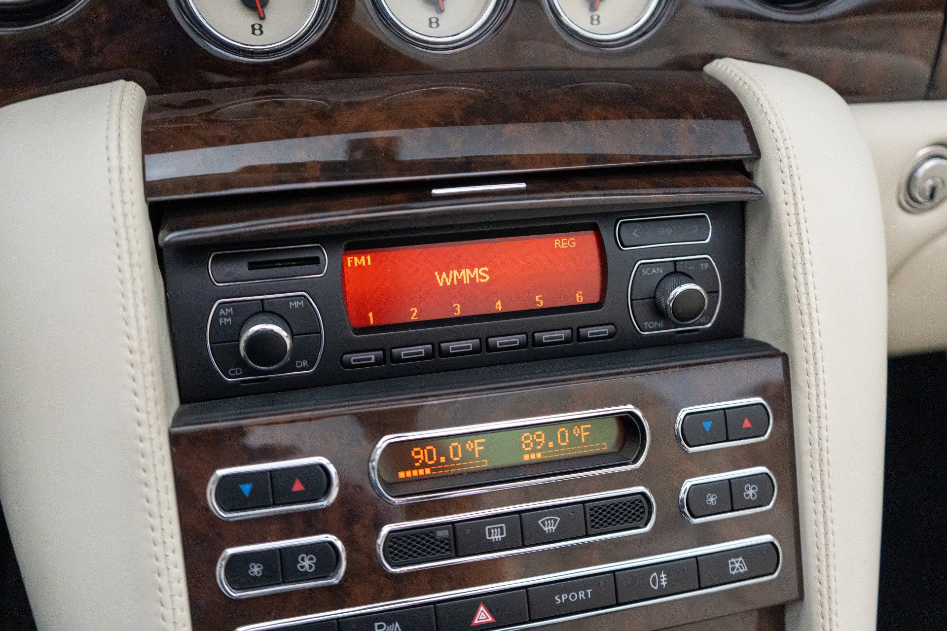 Used 2009 Bentley Azure RWD image 17