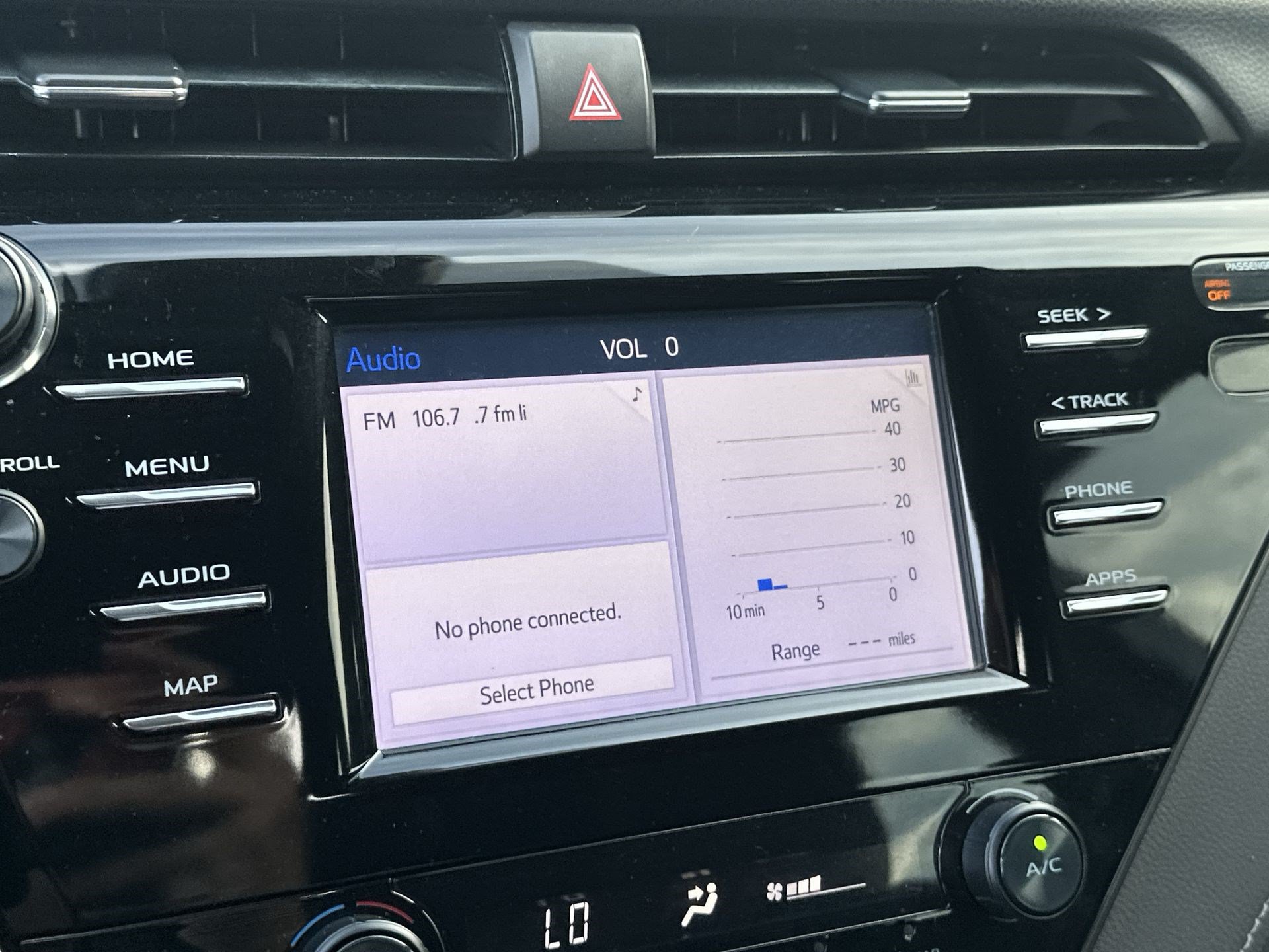 Used 2019 Toyota Camry SE FWD image 12