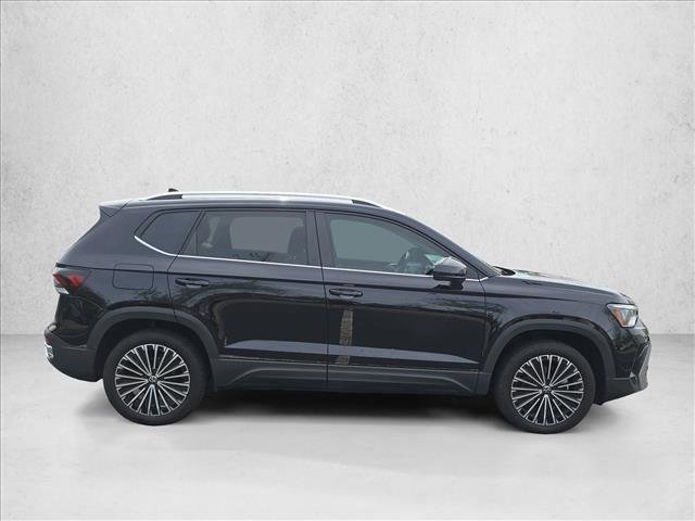 Used 2025 Volkswagen Taos SE image 3