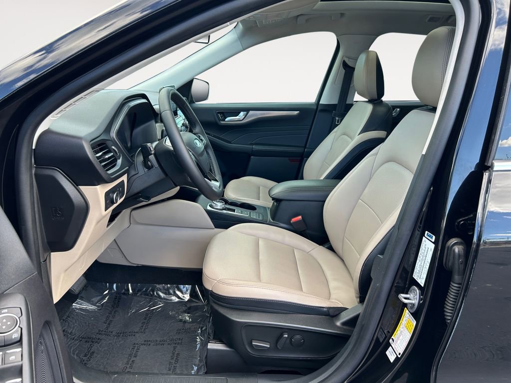 Used 2022 Ford Escape Titanium w/ Class II Trailer Tow Package image 17