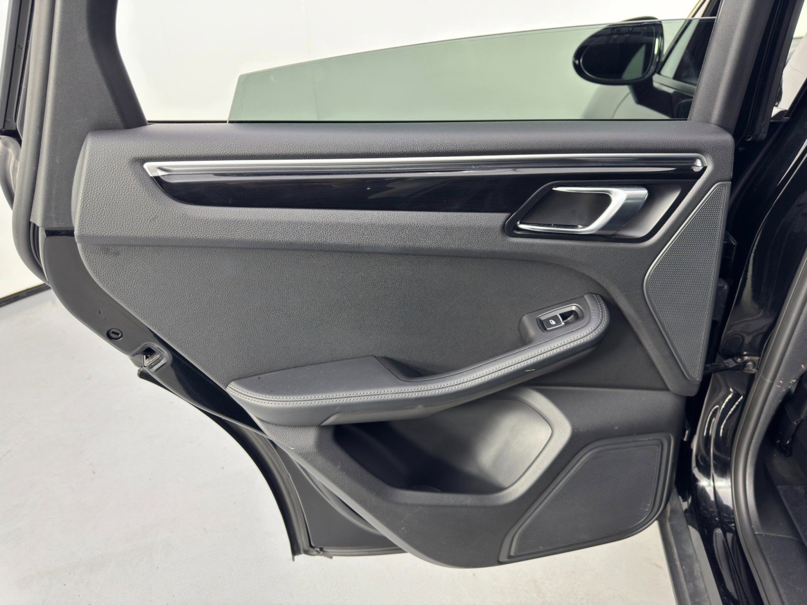 Used 2018 Porsche Macan image 39