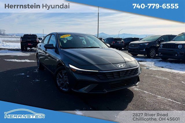 Used 2024 Hyundai Elantra SEL image 1