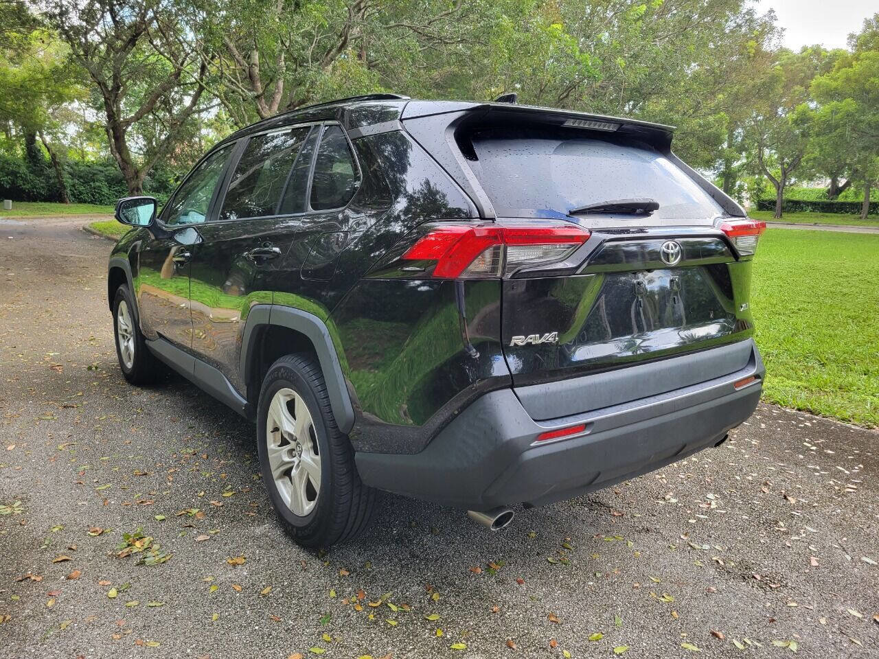 Used 2021 Toyota RAV4 XLE FWD image 5