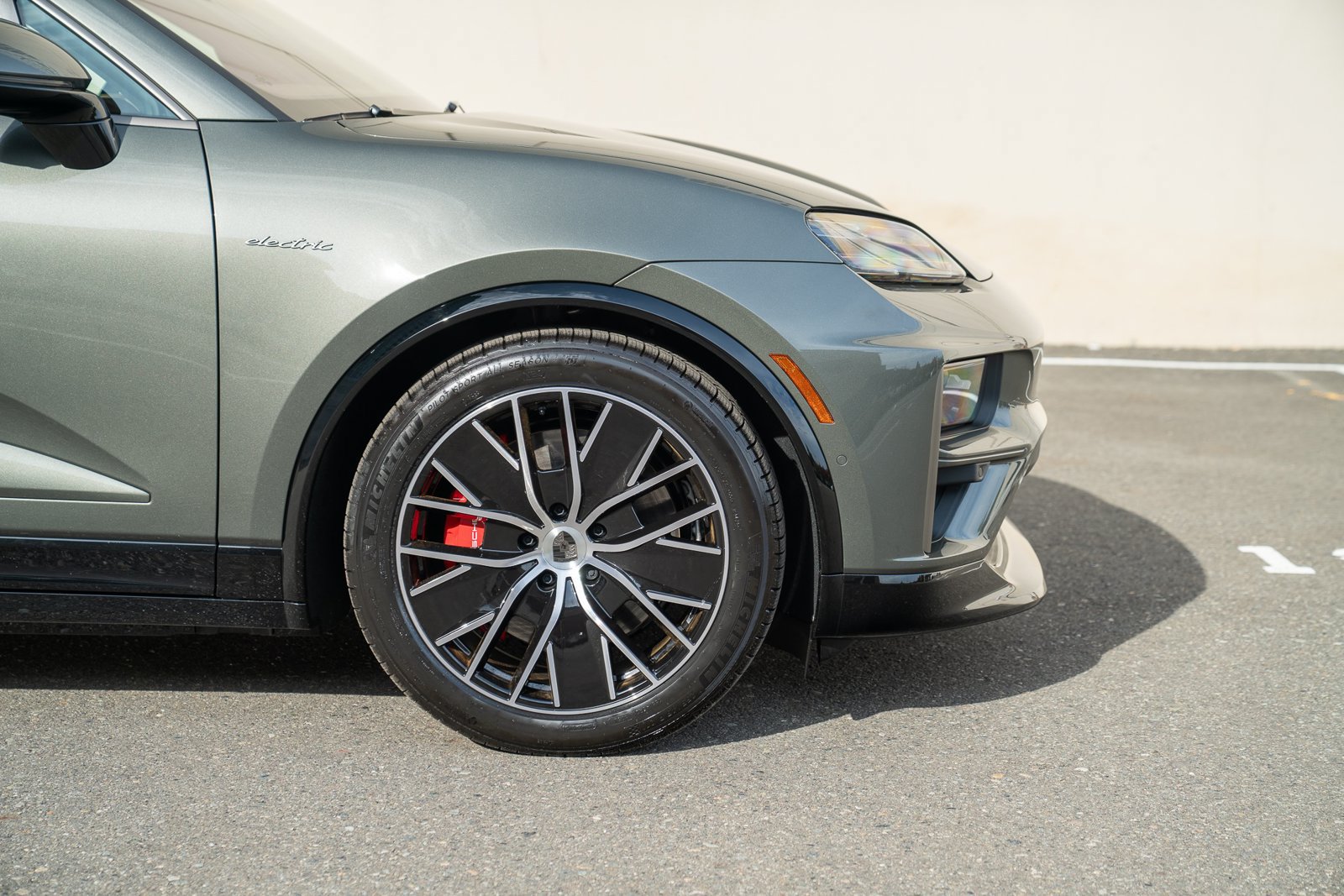 Certified 2025 Porsche Macan Turbo Electric AWD/4WD image 9