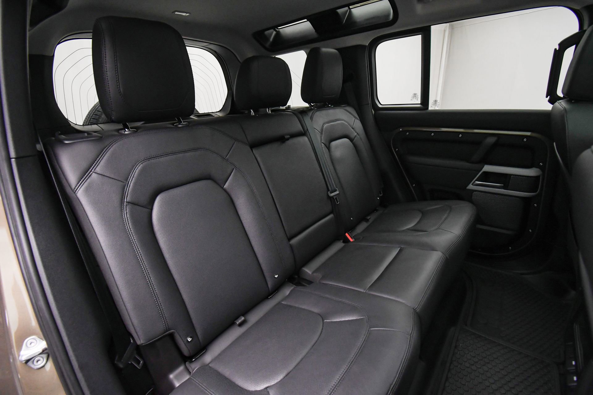 Used 2024 Land Rover Defender 110 S image 44