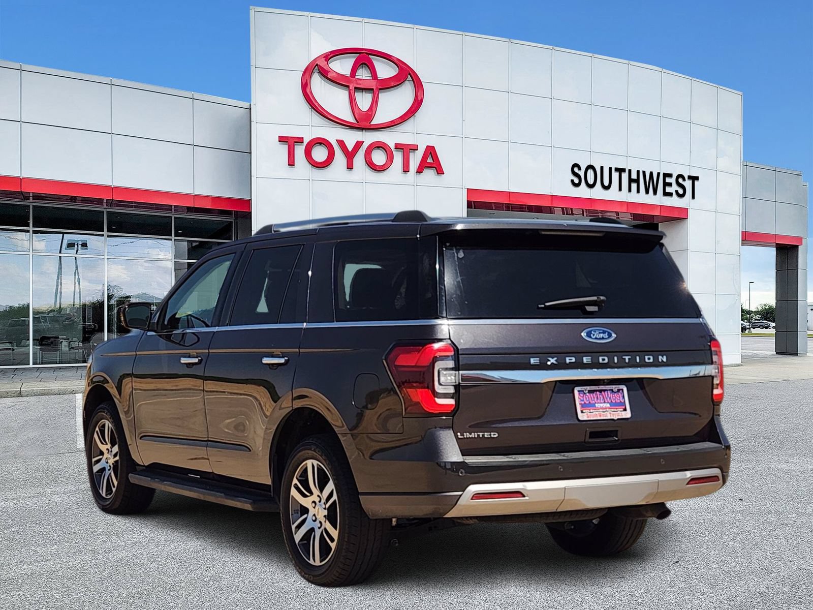 Used 2024 Ford Expedition Limited RWD image 4